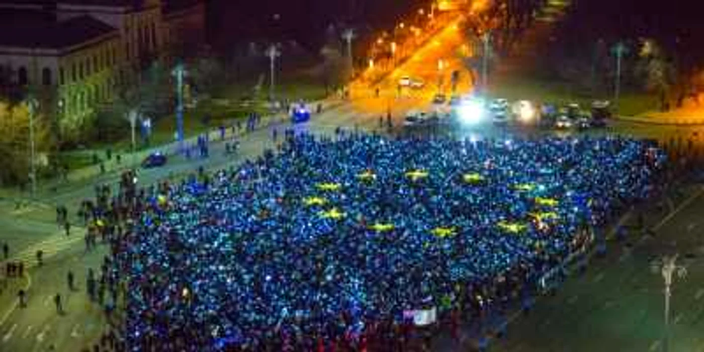 Ce-şi pot dori mai mult Putin şi emulii săi locali decît să se poată 
ocupa în voie de binele încercatelor popoare est-europene? Totuşi, avem 
un licăr de speranţă: uimitoarea ridicare civică a românilor, care arată
 că au înţeles, în sfîrşit, avertismentul lui Tzvetan Todorov – „Nu poţi să adormi doar pentru că democraţia e mai bună ca totalitarismul“.