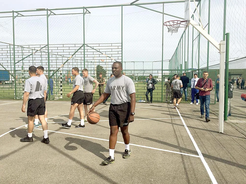 Nu e NBA, e doar un meci de baschet între soldaţii americani şi tinerii români