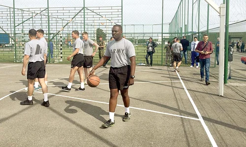 Nu e NBA, e doar un meci de baschet între soldaţii americani şi tinerii români jpeg