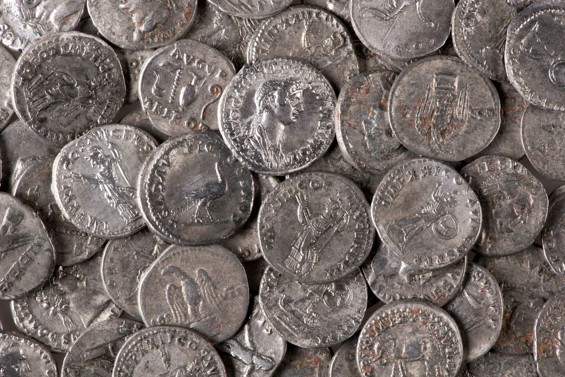 Tezaurul de monede cuprinde peste 900 de monede romane de argint