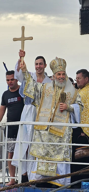 Gică Popa a reușit în acest an să aducă la mal crucea aruncată în apele Dunării FOTO ISU Galați