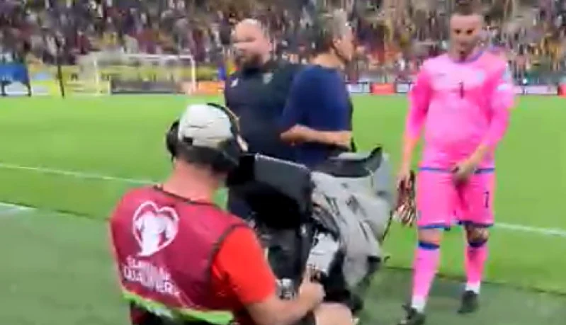 Portarul Samir Ujkani a făcut gesturi obscene către fani FOTO Digi Sport