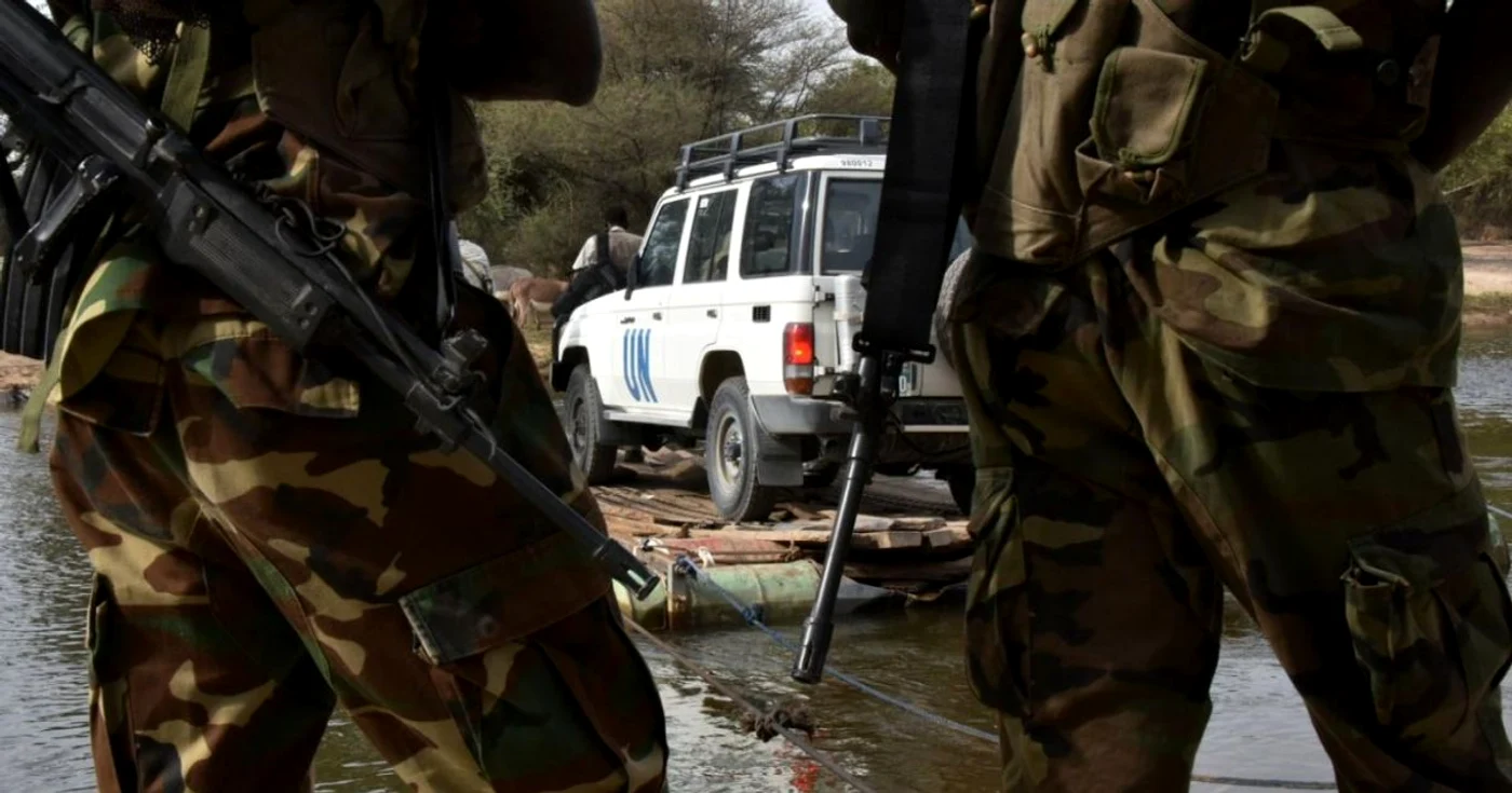 Soldaţi urmărind un vehicul al agenţiei ONU pentru refugiaţi care traversează un braţ al lacului Ciad, pe 27 ianuarie 2015 / Foto AFP/Getty Images