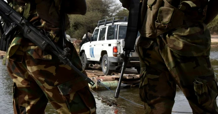 Soldaţi urmărind un vehicul al agenţiei ONU pentru refugiaţi care traversează un braţ al lacului Ciad, pe 27 ianuarie 2015 / Foto AFP/Getty Images