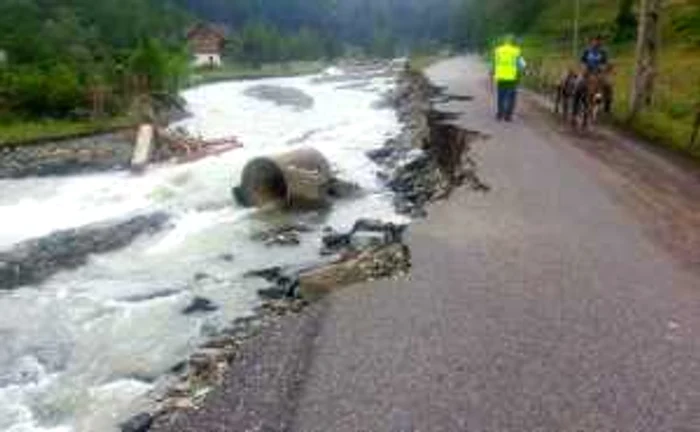 Viiturile au devastat o porţiune din DN7A Petroşani - Obârşia Lotrului. FOTO: Prefectura Hunedoara.