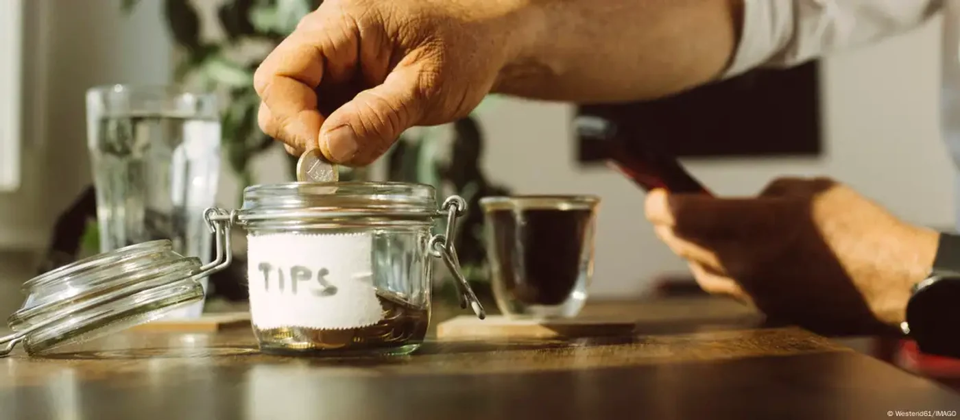 Un om dă o mică atenţie angajaţilor unei cafenele