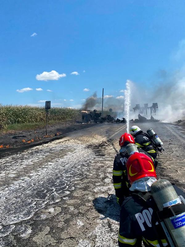 Incendiu uriaș pe DN2A după impactul dintre o autocisternă plină cu benzină și un buldoexcavator. FOTO: ISU