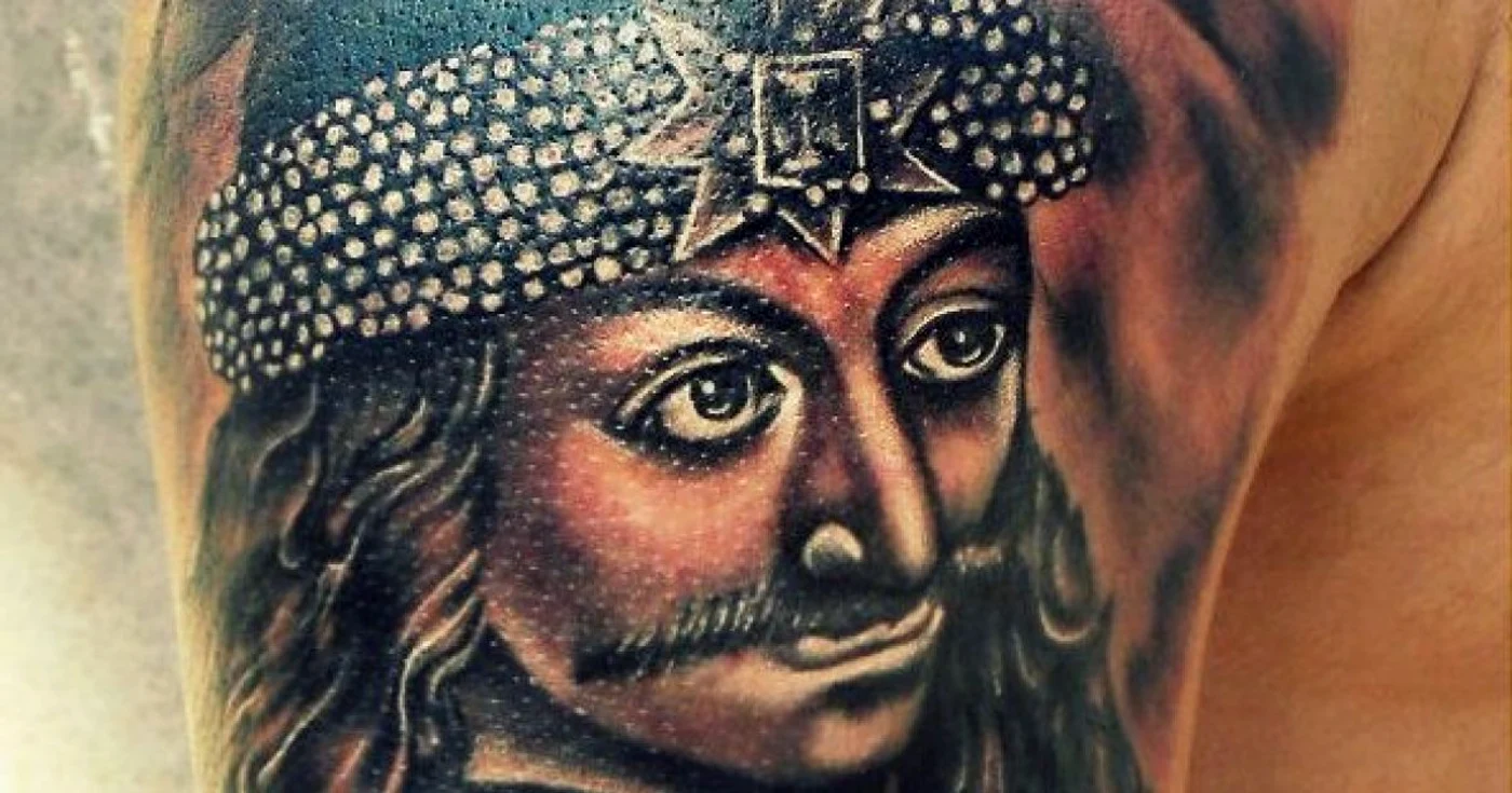 Vlad Ţepeş este unul dintre simbolurile preferate ale amatorilor de tatuaje. Sursa: fishtatoo.ro