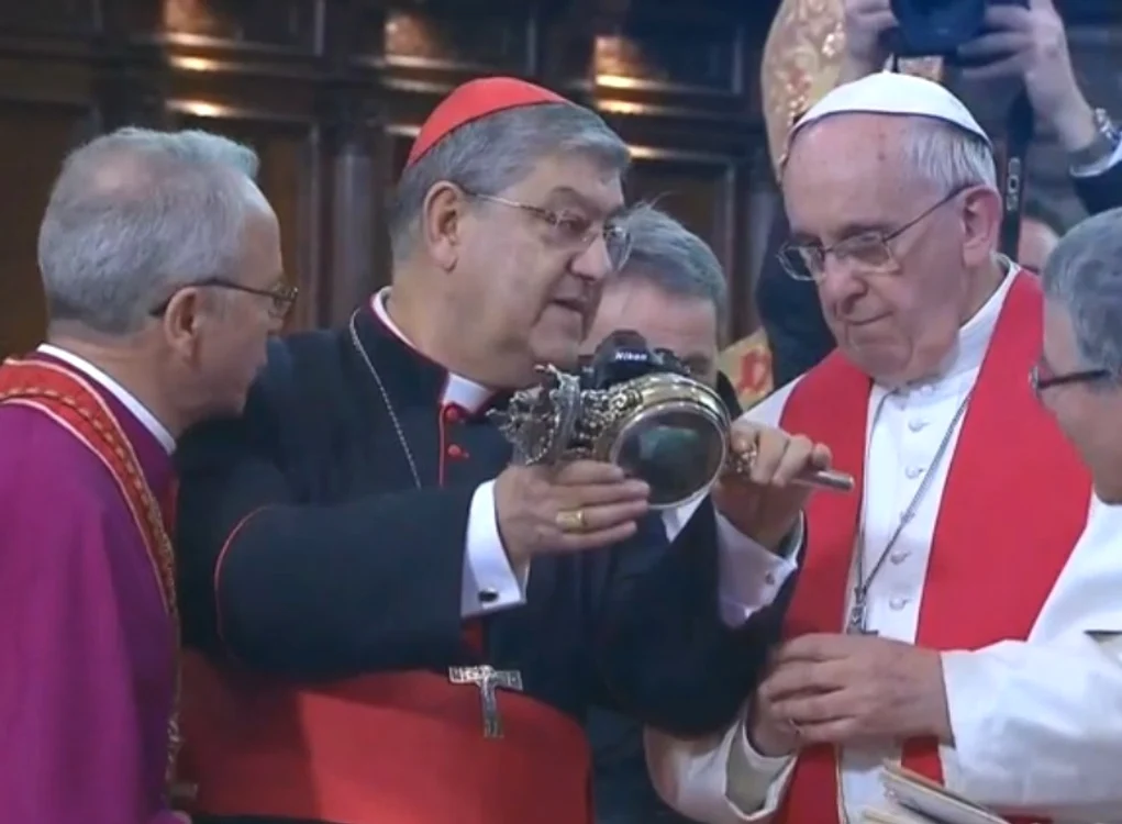 
    Papa Francisc a sărutat relicva celebră, iar sângele sfântului Ianuarius "s-a lichefiat pe jumătate"captură: CNN  