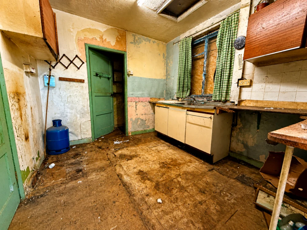 Casa este într-o stare avansată de degradare