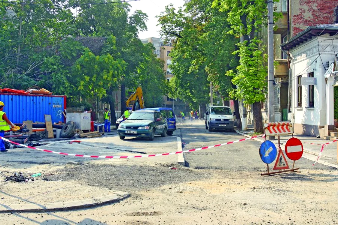 Strada Tunari - Muncitorii lucrează la înlocuirea liniei de tramvai