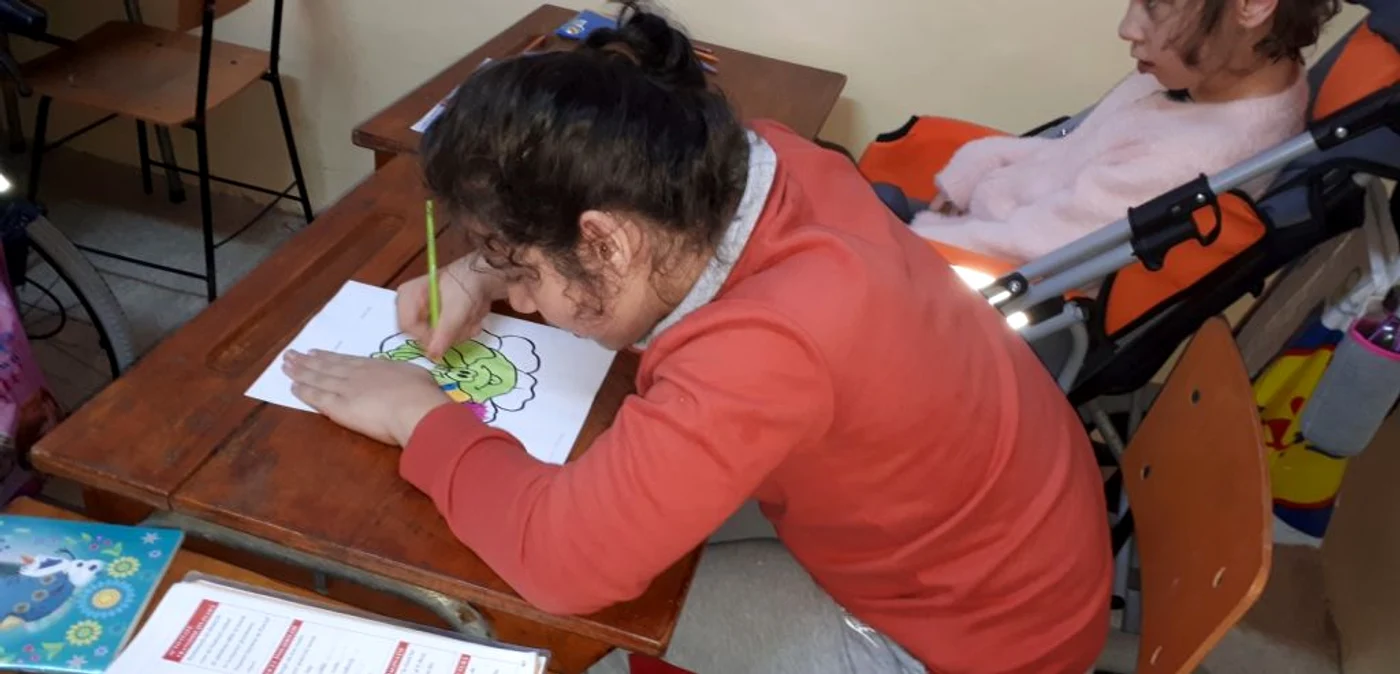 Alin şi colega sa de bancă FOTO M.I.