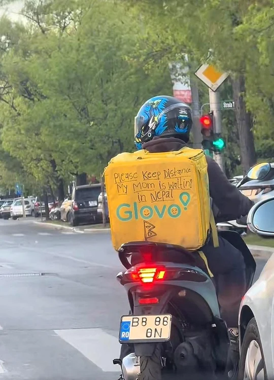 Fără să știe, livratorul a devenit protagonistul unui moment viral 
