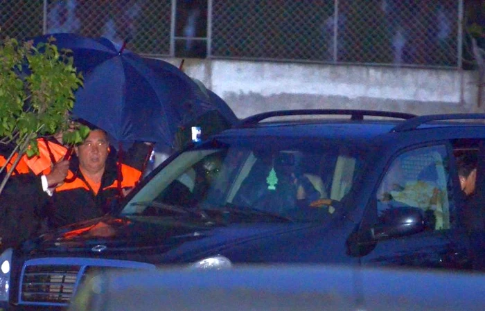 Oana Zăvoranu a fost ascunsă de umbrele la înmormântarea mamei