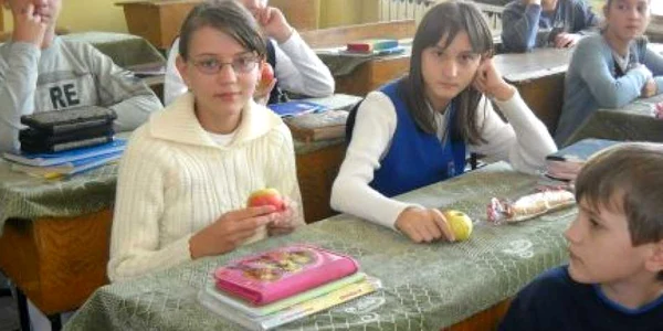 Elevii primesc un măr pe zi