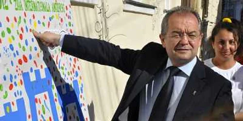 Primarul Emil Boc şi-a lăsat amprenta pe un panou împotriva consumului de etnobotanice