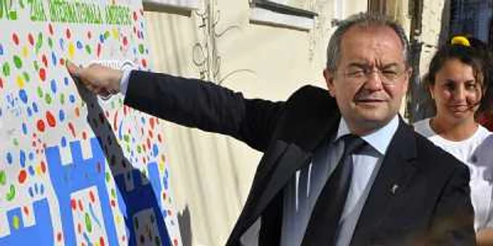 Primarul Emil Boc şi-a lăsat amprenta pe un panou împotriva consumului de etnobotanice