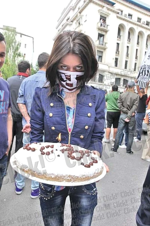 Fanii Rapidului speră ca  George Copos să aibă  parte de un tratament  “special” după gratii (Fotografii: Roberto Sălceanu)