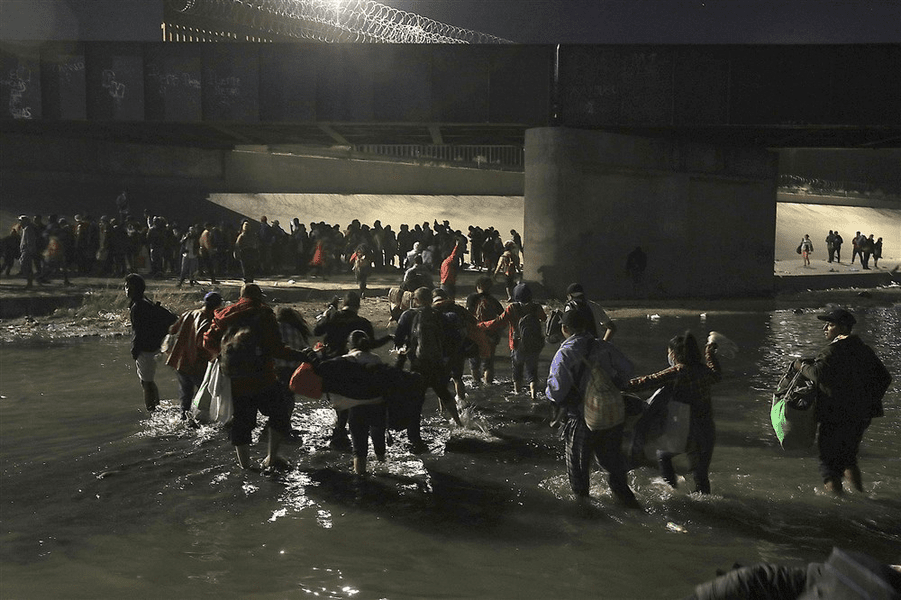 Aflux uriaș de migranți la frontiera mexicană cu SUA înainte de ridicarea unei măsuri restrictive