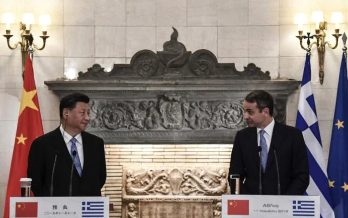 Kyriakos Mitsotakis (dreapta) şi Xi Jinping într-o conferinţă de presă la Atena FOTO EPA-EFE