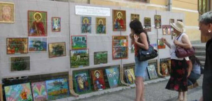Botoşani:  Copiii–artişti din centrele de plasament au strâns aproape 500 de lei din vânzarea tablourilor