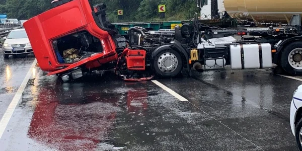 TIR răsturnat pe DN7 - E81 în judeţul Sibiu Foto Adevărul