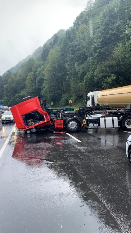 TIR răsturnat pe DN 7 / E 81, în judeţul Sibiu; Foto: Adevărul