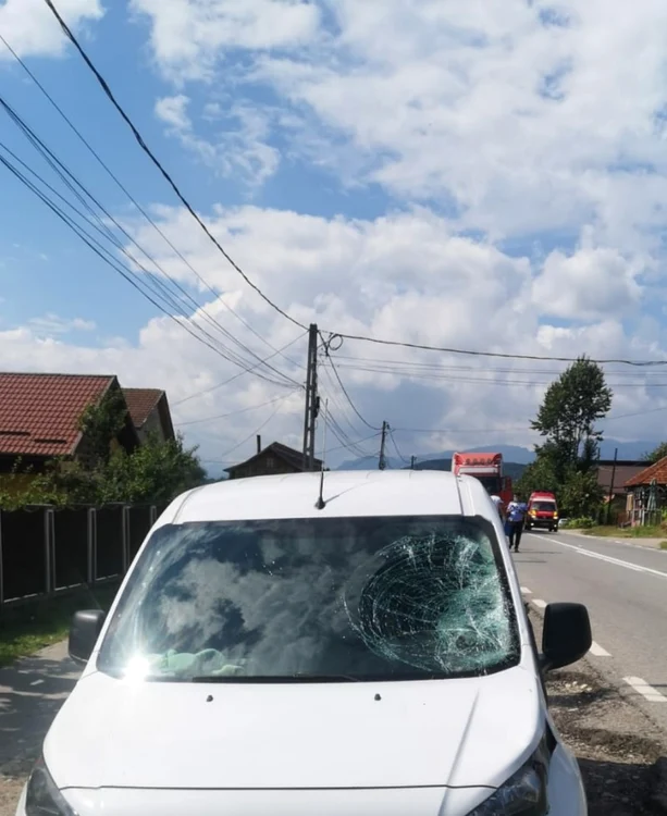 Accident pe DN67 la Buneşti - Vâlcea - o femeie care traversa neregulamentar lovită de două maşini Foto Adevărul