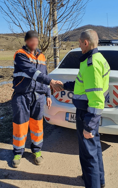 În prima sa zi de lucru, un angajat de la salubritate din Beclean a găsit o sacoșă cu 3.000 de lei. Ce a făcut acesta mai departe...