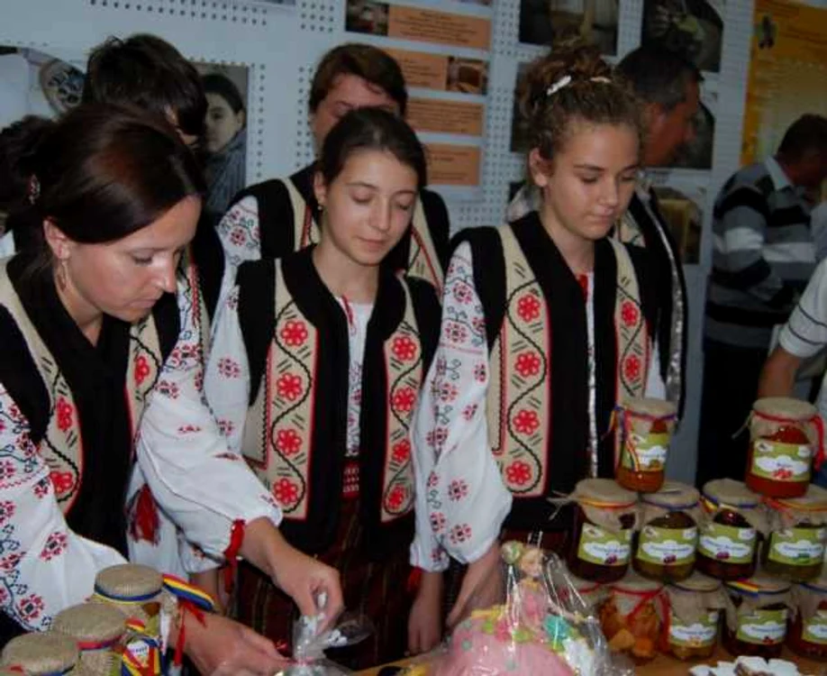 Târg de meşteşugari, produse bio şi gastronomie la Muzeul Satului "Dimitrie Gusti" FOTO Adevărul