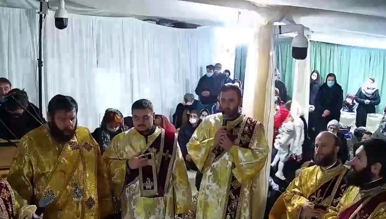 Deși se îmbolnăvesc pe capete, mulți preoți refuză să poarte mască  