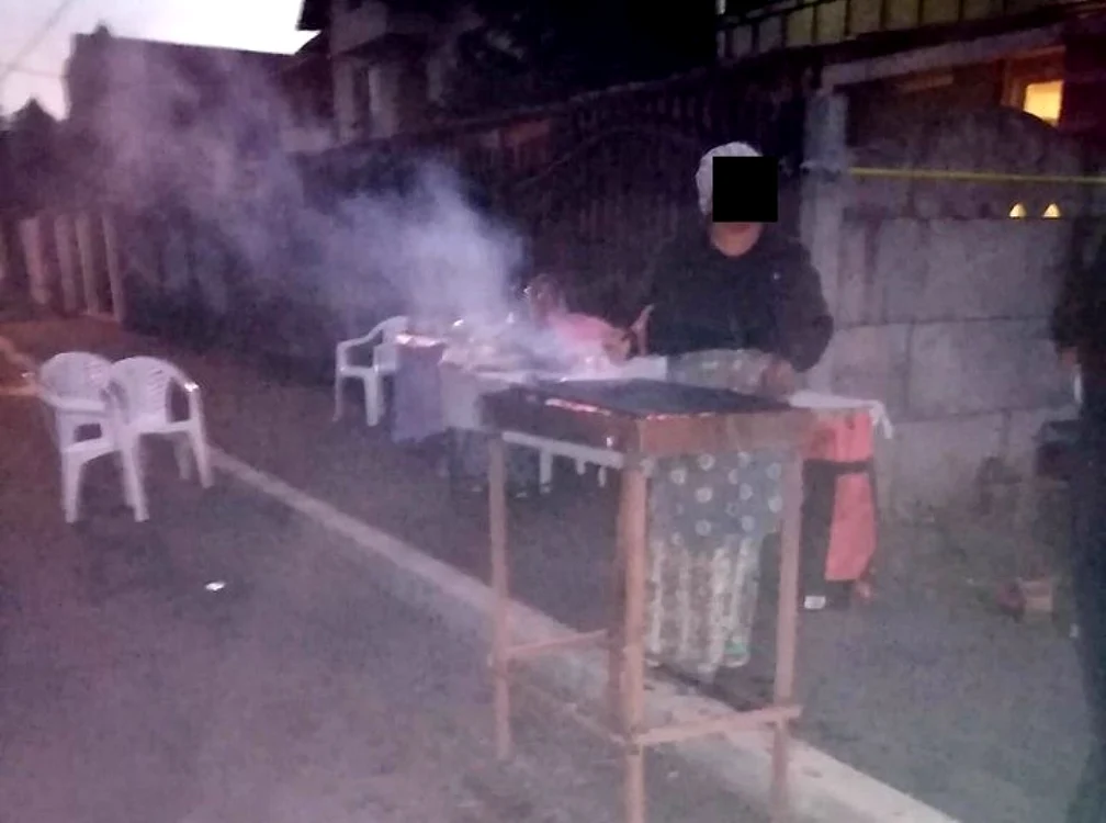 O familie din cartierul Panduraşul a încins grătarul în mijlocul străzii Foto: Poliţia Locală Târgu Jiu