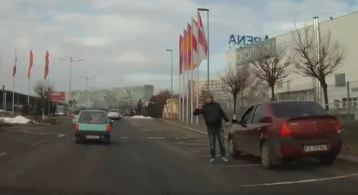 Personajul a fost filmat în parcarea unui hypermarket din Capitală. FOTO Captură youtube.com