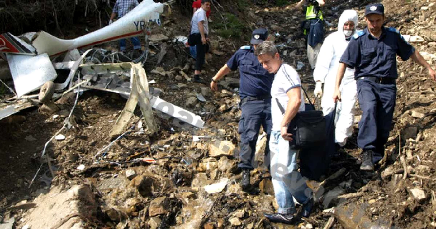 Cadavrul pilotului a fost recuperat cu greu. Foto: Daniel Guţă