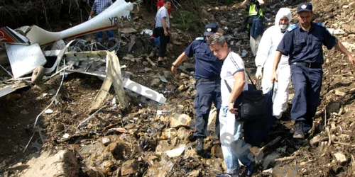 Cadavrul pilotului a fost recuperat cu greu. Foto: Daniel Guţă