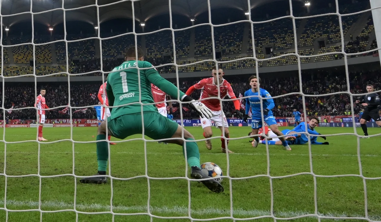 Duel din meciul Dinamo - Universitatea Craiova FOTO Sportpictures