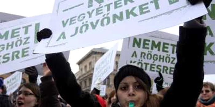 Studenţi şi elevi unguri protestează în centrul Budapestei, cu mesaje precum "Nu ne furaţi viitorul", împotriva reducerii numărului de locuri la buget în educaţia superioară.