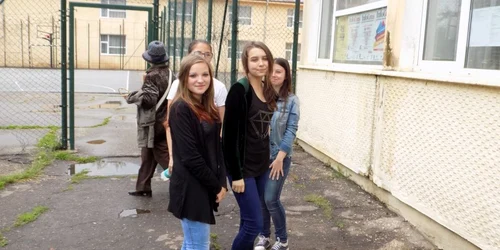 Elevii din Bacău au aşteptat mai multe ore