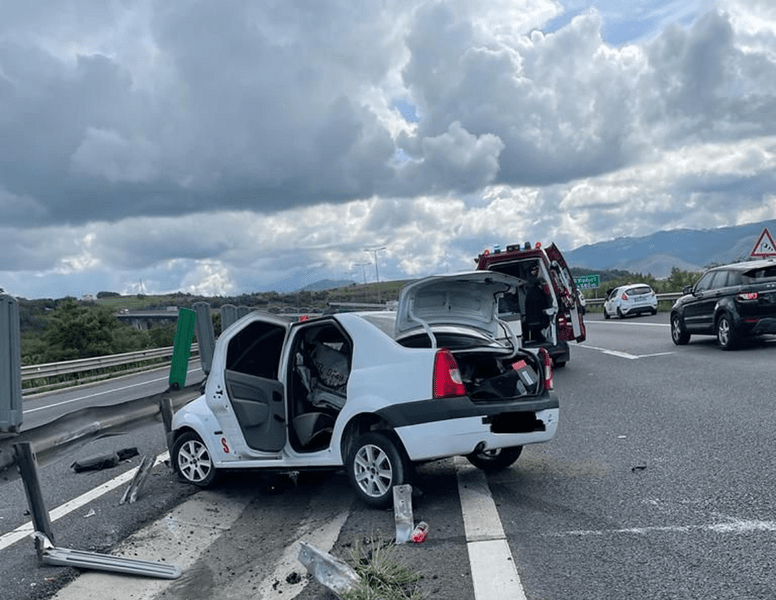 Accident pe A1. Un șofer a murit izbindu-se cu mașina de parapetul median, pe sensul Sebeș - Sibiu