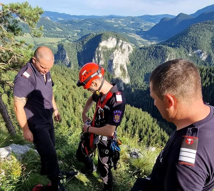 Pregătiri pentru a coborî în prăpastie FOTO Silvia Ioniche