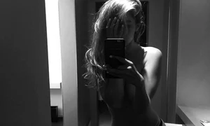 Gigi Hadid topless, o fotografie care a creat efervescenţă pe Instagram jpeg