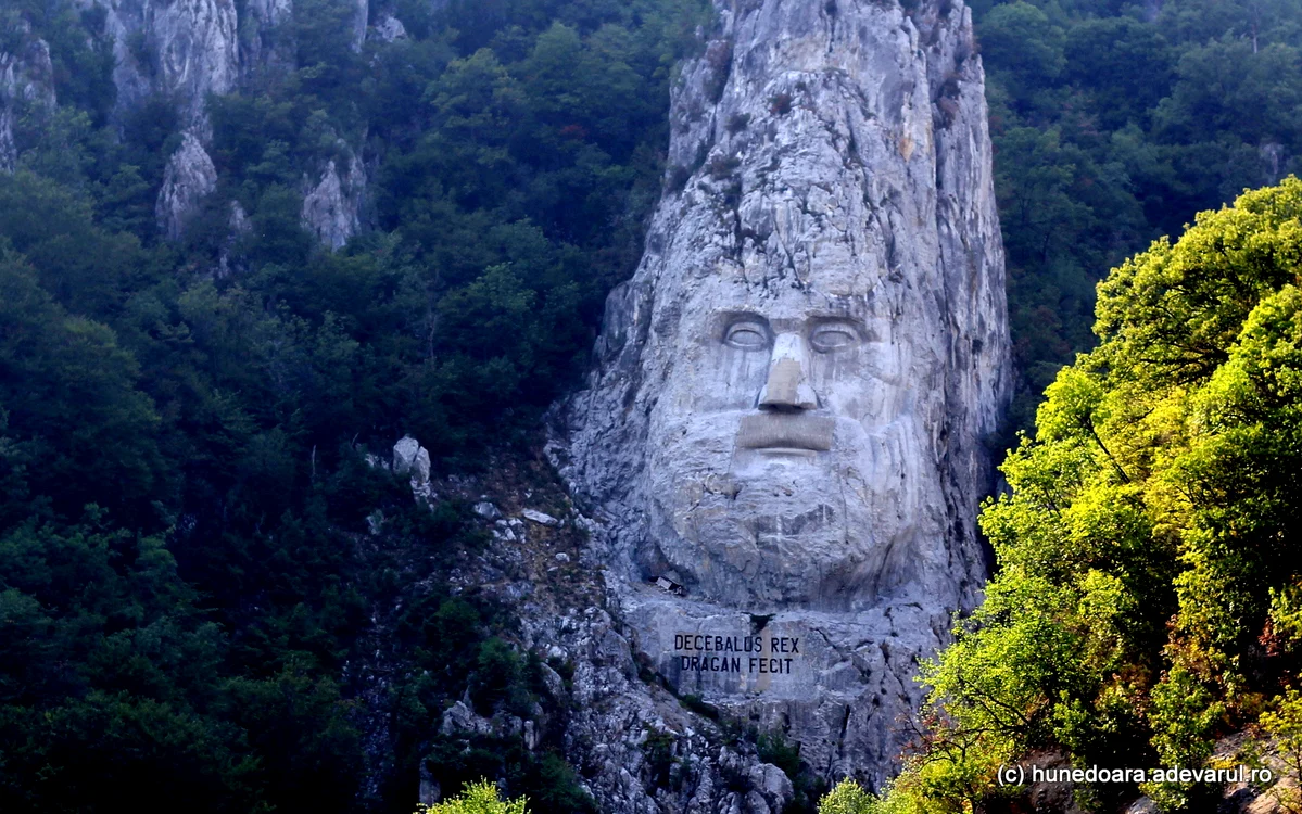 Chipul lui Decebal, sculptat în stâncă la Dunăre, unde romanii au intrat în Dacia. Foto: D. Guță