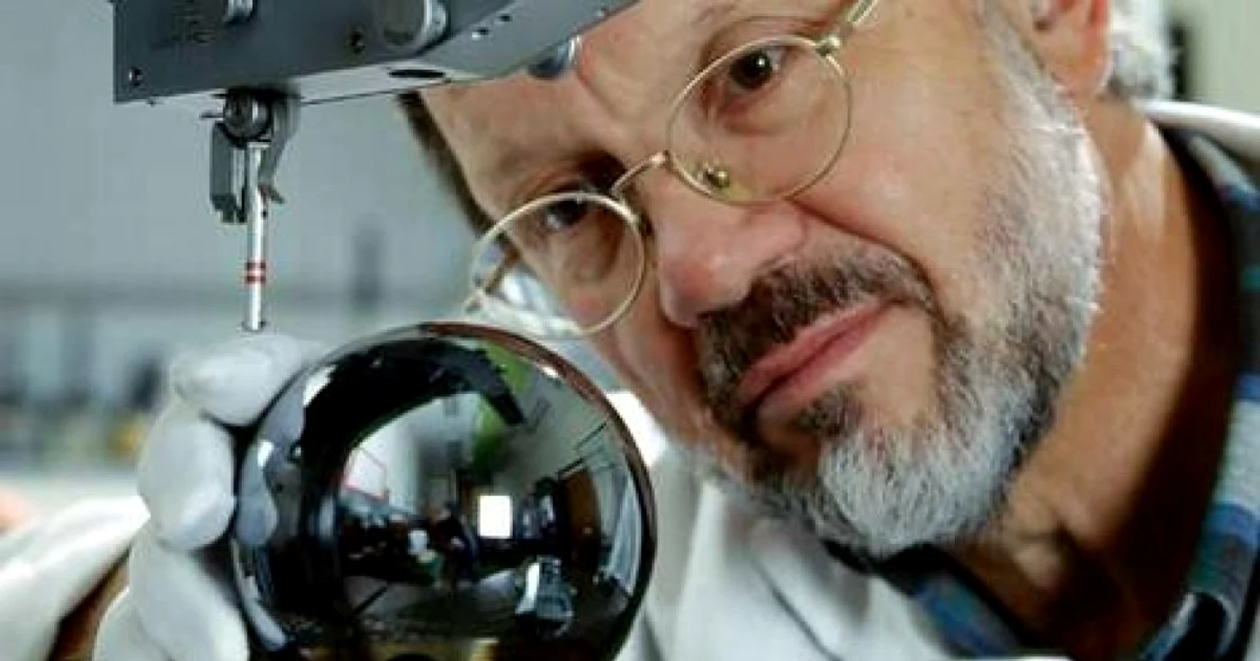 Sfera de silicon este şlefuită de peste doi ani pentru a reprezenta un kilogram FOTO theage.com.au