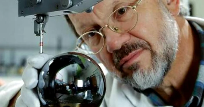 Sfera de silicon este şlefuită de peste doi ani pentru a reprezenta un kilogram FOTO theage.com.au
