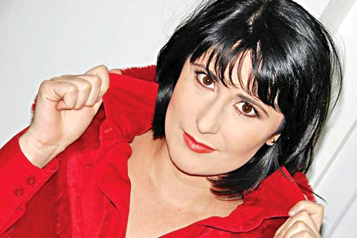 Trecerile de pietoni  pornesc de lângă  un zid şi se opresc  la câţiva centimetri  de botul maşinilor (Fotografii: Dorin Constanda )