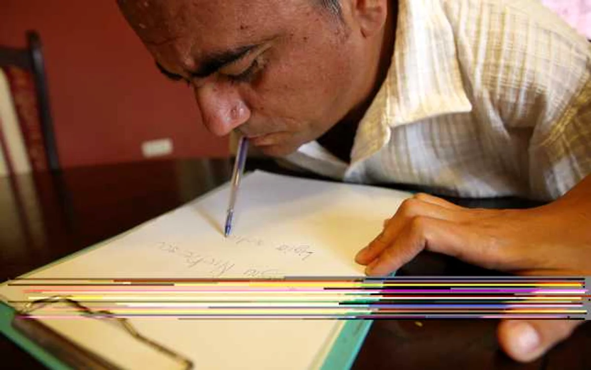 Sergiu a învăţat să scrie cu gura