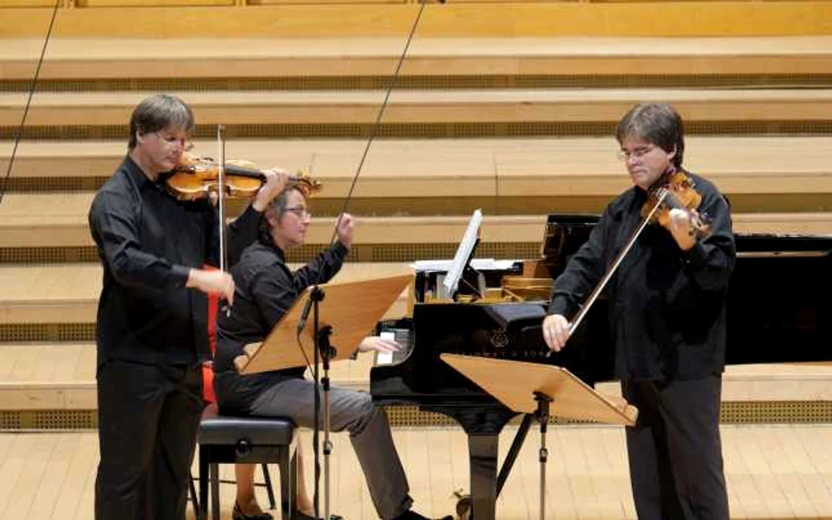 Violoniştii Liviu Prunaru şi Gabriel Croitoru şi
pianistul Horia Mihail     FOTOGRAFII: Virgil Oprina
