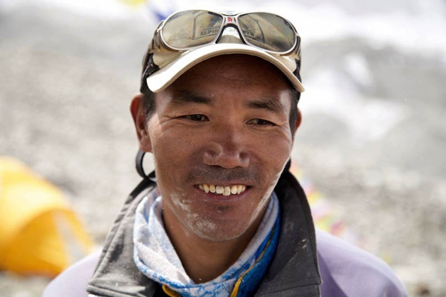 Urcă pe Everest cum merg românii la Cota 1400, la Sinaia: nepalezul Kami Rita a atins o bornă fascinantă