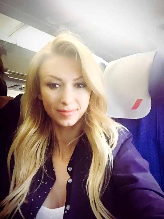 Andreea Bălan a schimbat trei avioane din America spre România 