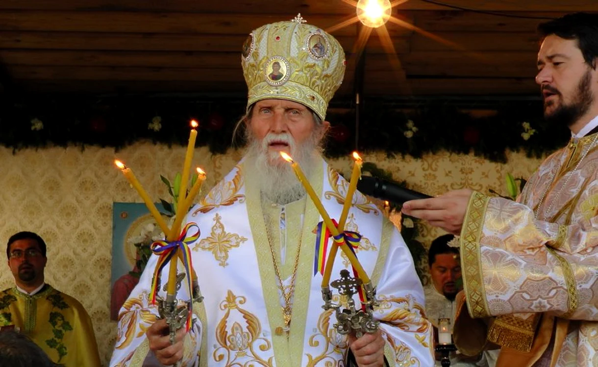 
    Deși arhiepiscopul Sucevei și Rădăuților, Pimen Zainea era la 91 de ani cel mai bătrân ierarh din Sfântul Sinod, a slujit de Paști Foto: g4media.ro  